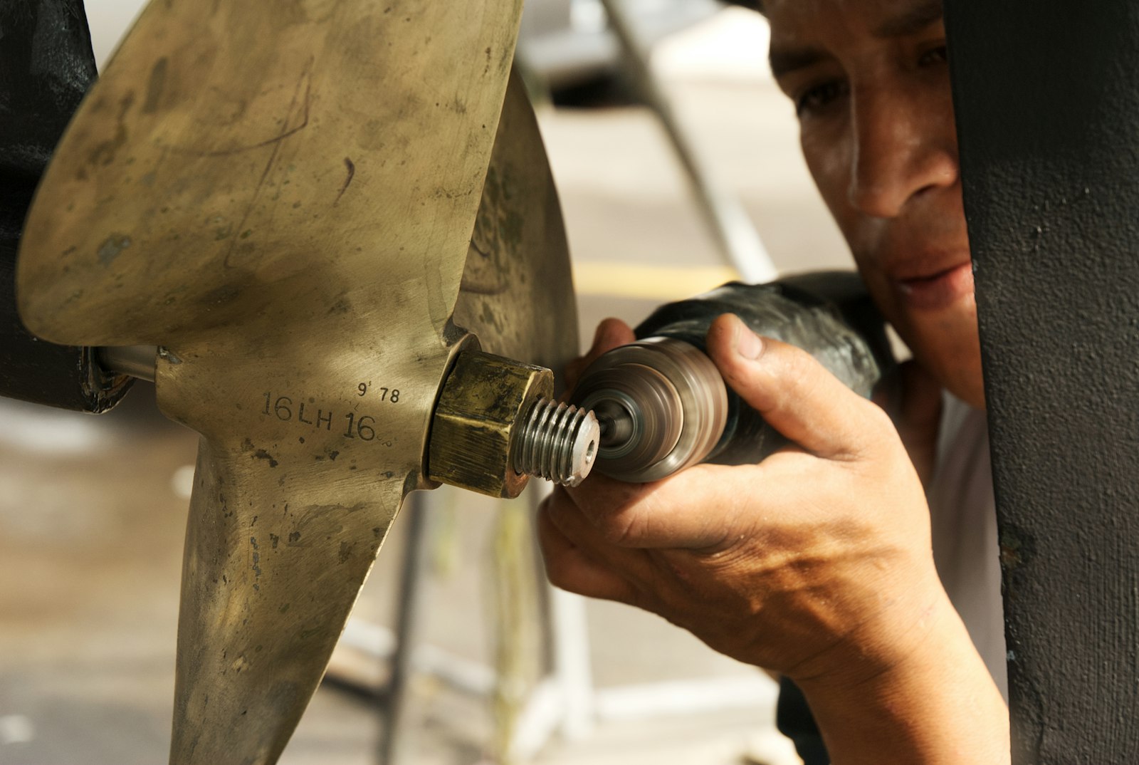 Fairing a propeller with a grinder in the workshop